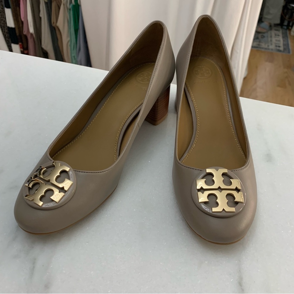 Tory Burch l Grey Taupe Block Heel Pump w/ Gold Logo